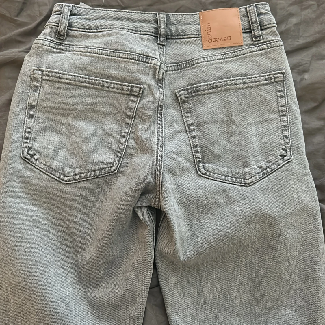 Gråa straight jeans  - 90