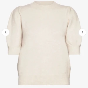 Stickad Puffärmad tröja - Säljer denna fina stickade tröjan från Vero Moda då den inte kommer till andvändning❤️