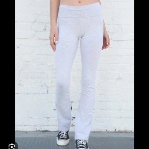 Yoga pants - Säljer mina jätte snygga yoga pants från brandy Melville i one size! De är i jättefint skick.🩷