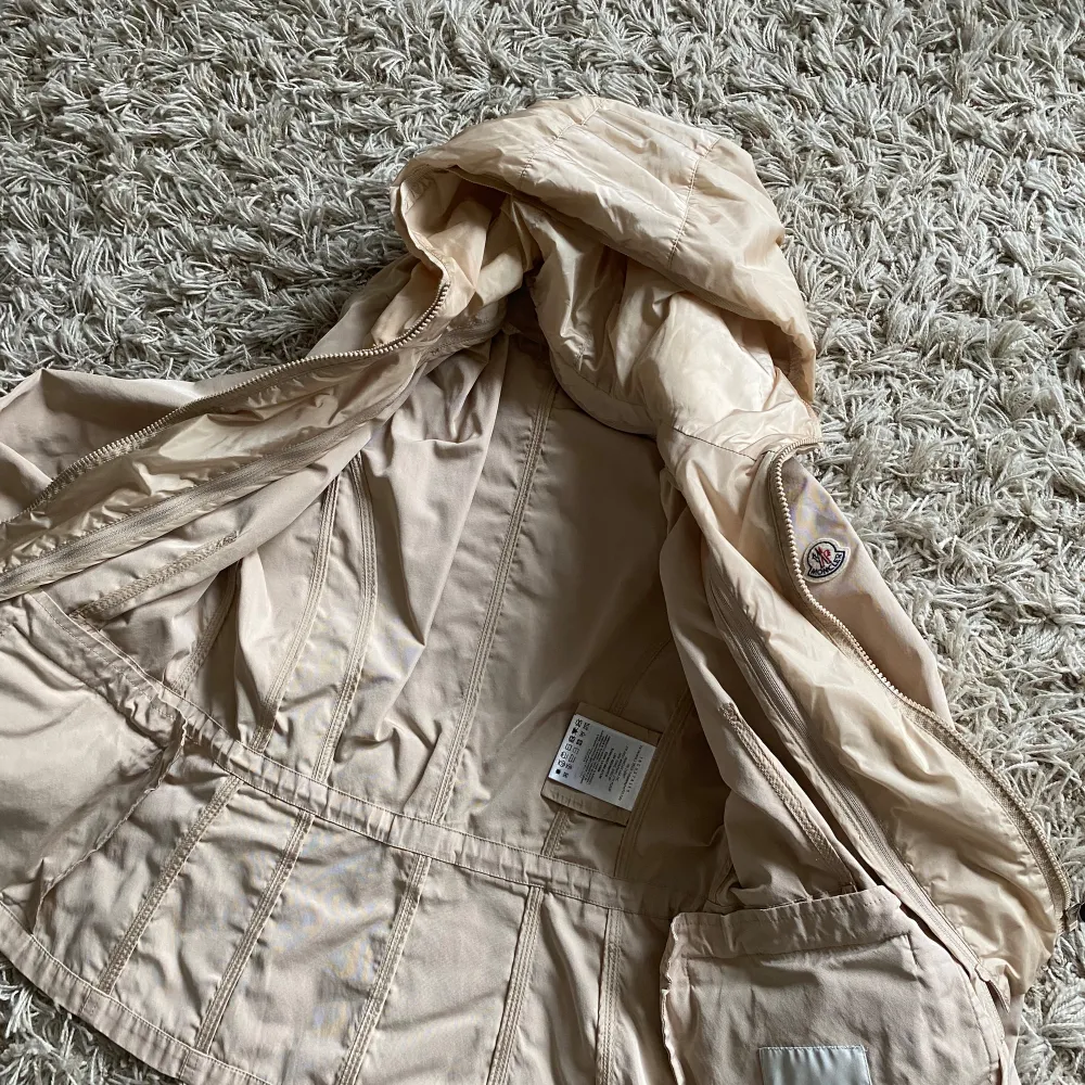 Intressekoll på denna snygga Moncler jacka i beige! Fina detaljer och väldigt unik! Självklart äkta, scan innuti finns samt kvitto. Jackor.