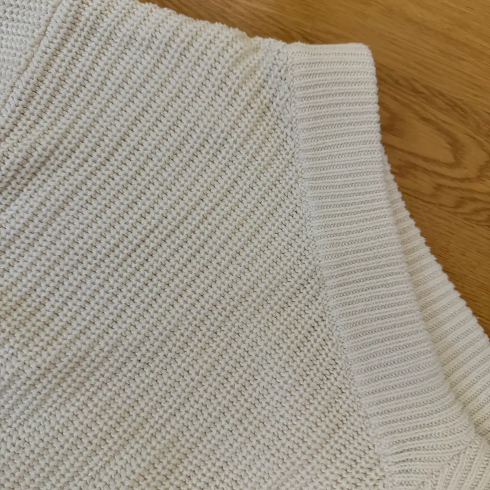 Vit stickar tröja från Gina Tricot, nästan aldrig använd. Säljer pga att den inte passar den är för stor ❣️. Neuleet.
