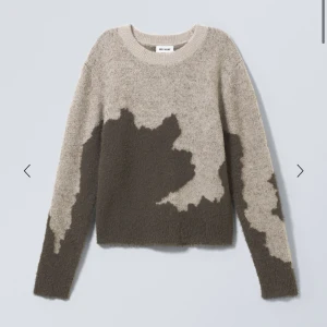 Stickad tröja  - Såå snygg och skön stickad tröja ifrån weekday, aldrig använd därav säljer jag den 💕 Nypris 590!