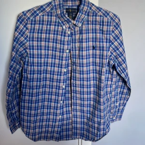 Ralph lauren skjorta  - Riktigt najs Ralph lauren skjorta i väldigt bra skick som passar S men är L i barnstorlek Skriv gärna vid frågor eller funderingar✅