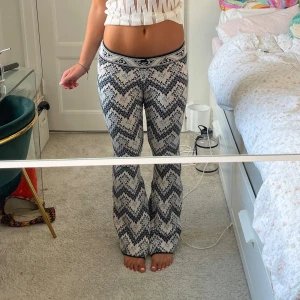 Odd Molly mysbyxor!  - Så snygga mysbyxor från odd Molly! Lågmidjade och piss snygga!!! Storlek L men passar mig som har M och dom hade suttit snygg overzised på någon som har S❤️