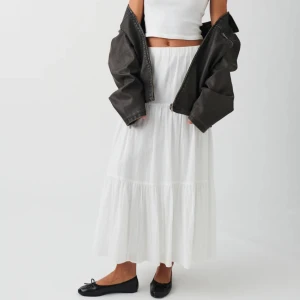 Långkjol - Långkjol från Gina tricot 🫶🏻 Kontakta mig privat för mer bilder eller frågor 💗 Använd runt 2-3 gånger 