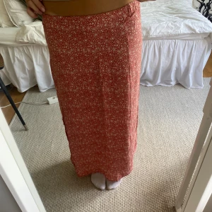 Mönstrad långkjol  - Från mango i storlek M men skulle säga att den sitter som en xs/s. Jag är 165! Jag har sprättat ut slitsen några centimeter men absolut inget som syns på, se sista bilden💕