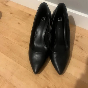 Snygga svarta pumps - Använda ett par gånger
