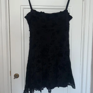 Svart klänning i mesh från Cider - Använd fåtal gånger i storlek M. Modellen är kort och har justerbara band så man kan ändra längd. 