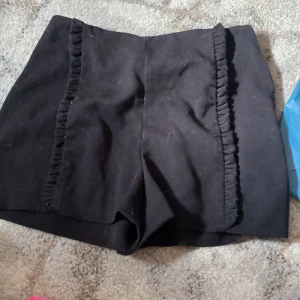  Fin shorts -  Ett par lite finare shorts med dragkedja på sidan i storlek S från zara Basic Också superfina om man ska ut någonstans med familjen eller nåt sånt till billigt pris