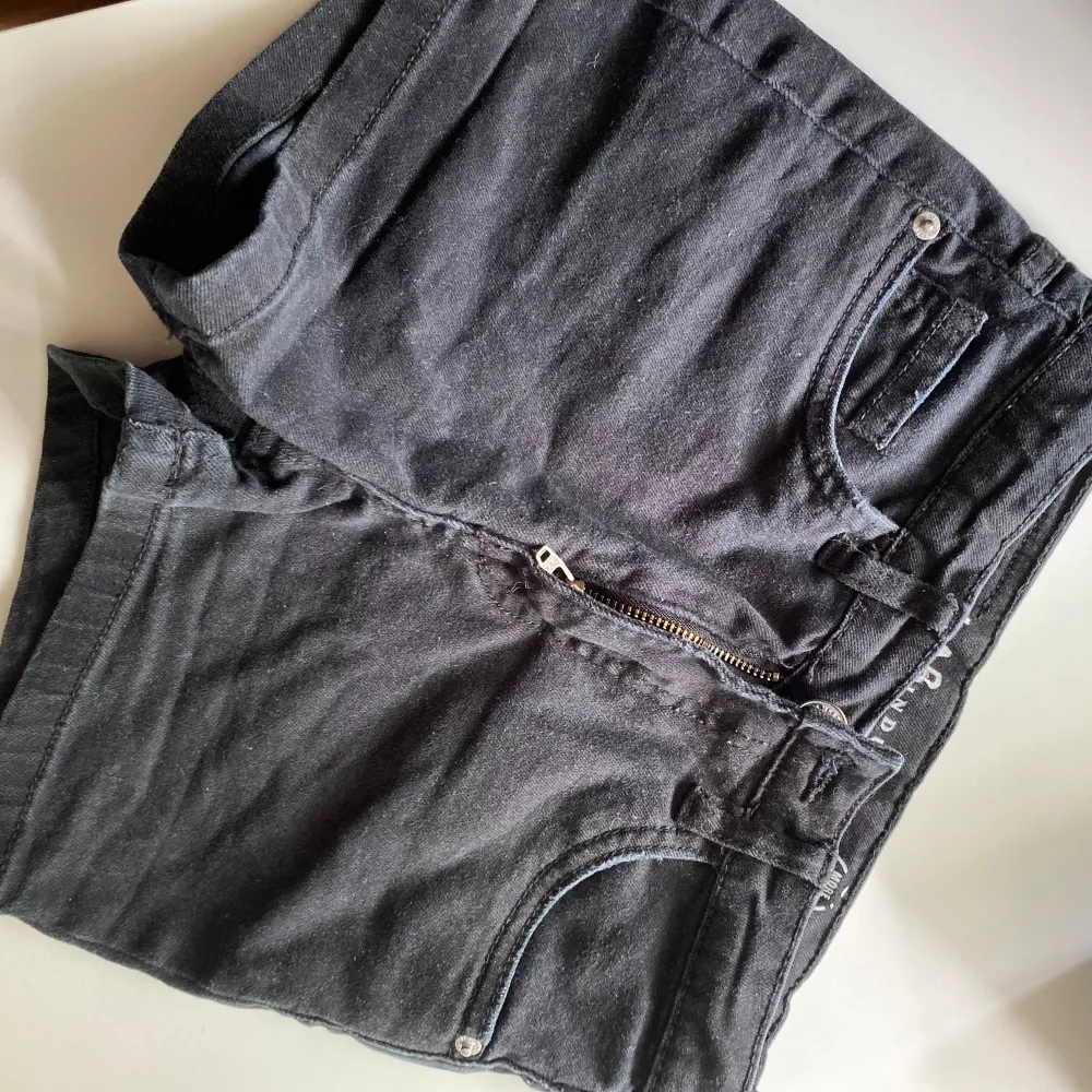 Dessa svarats jeansshorts andvända några gånger och är lika fina som dom var när dom var nya. Jätteskönt material och man kan justera midjemåttet i shortsen.. Shorts.