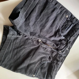 Super snygga och sköna jeansshorts - Dessa svarats jeansshorts andvända några gånger och är lika fina som dom var när dom var nya. Jätteskönt material och man kan justera midjemåttet i shortsen.