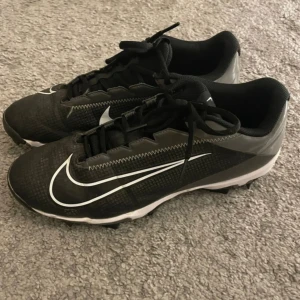 Nike fotbollsskor  - Nike vapor edge shark 2 fotbollsskor, väldigt bra skick 10/10, storlek 40.5, färg svart/grå, sköna och flexibla, dobbskor för konst och vanlig gräsplan. Säljer då jag vuxit ur dom. Du står för frakten, inga returer, inga byten. 