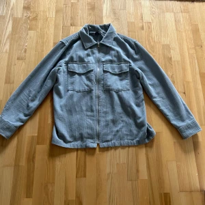 Overshirt  - Overahirt från hm riktigt stil ren perfekt till höst och sommar kvällar