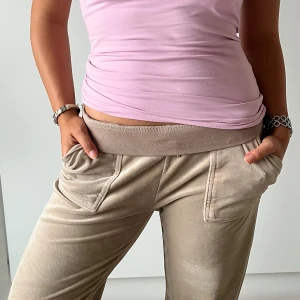 Äkta juicy couture byxor (beige)  - Beiga juicy byxor i beige. Jätte bra skick. Inga missfärgningar eller skråmor utan är relativt oanvända. De är för långa för mig och jag är ungefär 160 cm lång. 