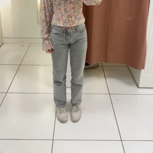 Jeans - Ett par gråa lågmidiade jeans från Gina tricot. De är väl använda, sitter bra i längden och passformen och jag är 1,61.