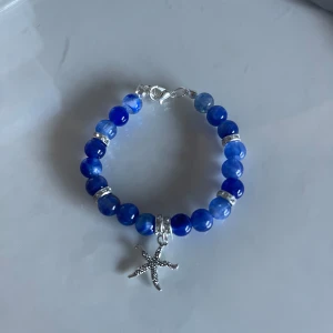 Blått armband  - Egengjort armband av mig, smyckenbykarlsson, blå design 