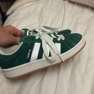 Adidas campus💚 - Intressekoll på mina gröna adidas campus, använda ett fåtal gånger 💚 superfina i bra skick, köpt för 1300✨