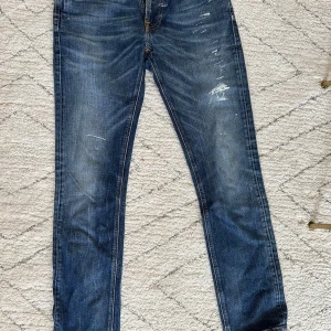 Nudie jeans (white paint) - W31, L32. Bra skick, knappt använda. Modellen har vit färg och är slim fit.
