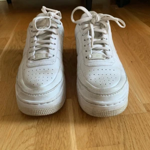 Dam Nike air force  - Ett par vita Nike air force dam.  Okej skick, använd skick.