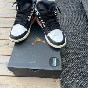 Air Jordan 1 MID Black/Chile Red White - Sonen säljer sina Jordan då han inte använda de längre. De är i fint skick, stl 40. OBS! Djur finns i hemmet. 