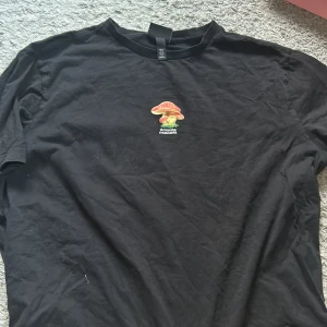 Svamp t shirt  - Svamp t shirt från HM i storlek XL 