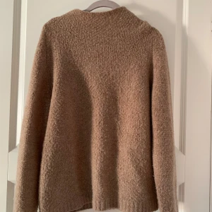 Stickad tröja  - Brun beige stickad tröja med en lite högre hals från Vila. Bra skick.