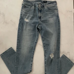 Blå jeans från Adriano Goldschmied - Ett par blå jeans från Adriano Goldschmied med slitna detaljer på framsidan. nypris 2500