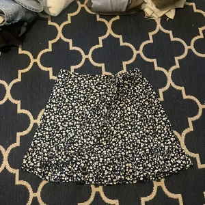 Blommig kjol - Använd ungefär 10 gånger 