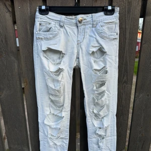 Rippade jeans - Välanvända rippade tighta jeans  