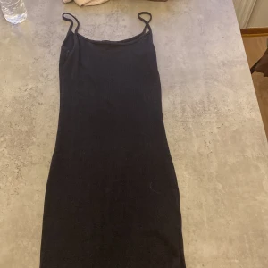 Medel lång klänning med slits  - Medel lång klänning med slits 