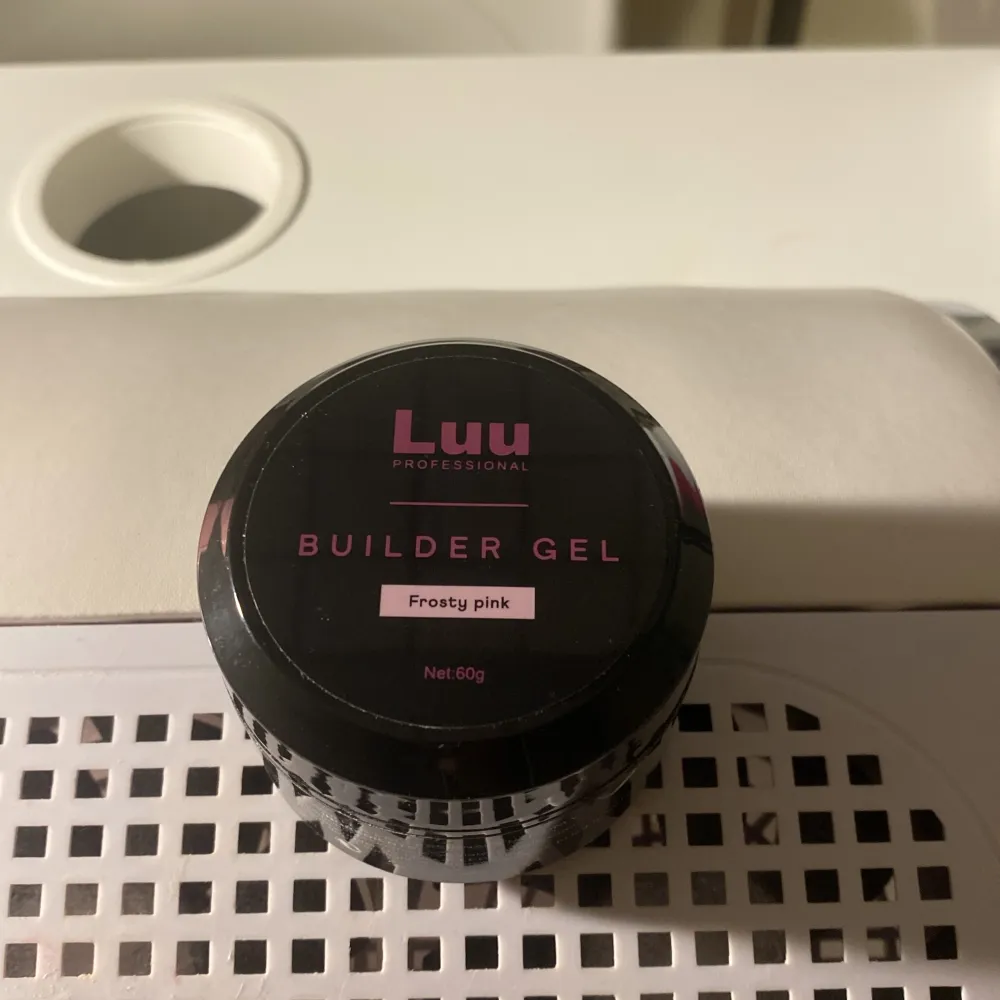 luunails gele i frosty pink 60 g och det finns mycke kvar i burken. Övrigt.