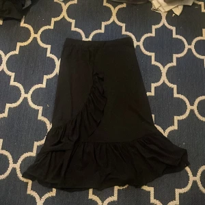 Lång svart kjol - Använd ungefär 5 gånger 