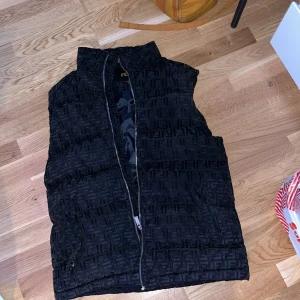 Väst  - En svart väst 