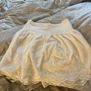 Kjol Gina tricot - Säljer denna jätte gulliga kjol från Gina Young som tyvärr inte längre kommer till användning. Stl 158/164 men passar personer som har S. 