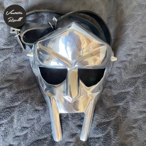 MFDOOM mask - En äkta stainless steel MFDOOM mask som köptes av en privat hantverkare på Etsy för 900kr Använde den 1 gång under halloween Mitt pris är 300kr 