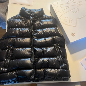 Moncler Tib  - Size 5  Stark 9/10 cond  Köpt från monclers hemsida  Skambud undanbedes.