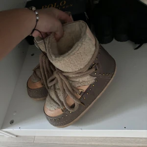 Inuikii skor  - Säljer mina fina inuikii skor då de inte kommer till användning! Endast använda 1 vinter💗💗 Nypris- 4500kr