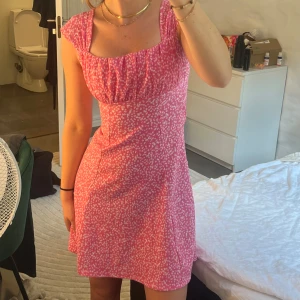 Kort blommig klänning  - Kort rosa blommig klänning ifrån Gina Tricot, i storlek S! Fint skick!