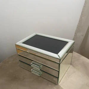 Fint smyckeskrin, ZARA Home - Säljer mitt fina smyckeskrin från ZARA Home i spegelglas.  Det är i väldigt fint skick och varsamt använt. 