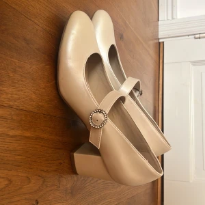 Vita klackar - Ett par vackra klackar som aldrig kom till användning.