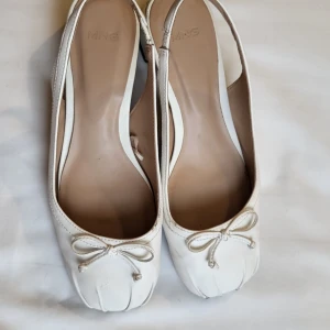 MNG ballerina klackar  - As gulliga sandaler/ klackar, från Mango. 