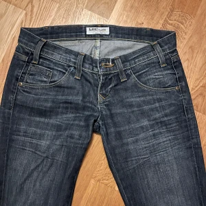 Lågmidjade vintage Lee jeans - Jättesnygga lågmidjade jeans i jättebra skick, säljer då de inte längre kommer till användning!