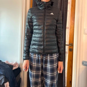 adidas jacka - säljer min adidas vår/ höst jacka. den har innerfickor, luva, vanliga fickor. 