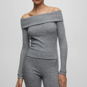 Off shoulder stickad tröja - pull&bear - Knappt använd. Skriv för fler bilder 💕 Står inte för frakten!