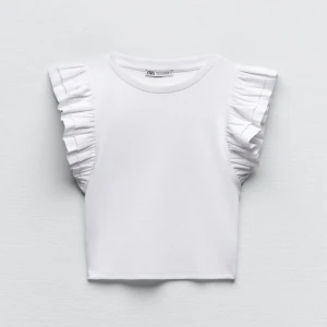 Ribbstickad topp med volanger 💋🙌🏼🥰❤️💓❤️‍🔥 - Säljer nu min sååå snygga tröja från zara då jag ALDRIG fått användning för den 😩 Den är i nyskick ❤️ 