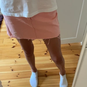 Jeanskjol - Rosa jeanskjol från Gina Tricot i bra skick! Storlek 34❤️❤️