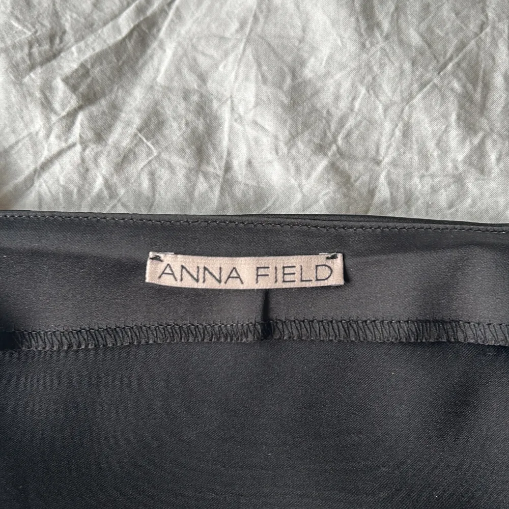 Ett svart silkes linne från anna field, den är lite urringad, köpte på zalando för ungf 1 år sedan, aldrig använd.. Toppar.