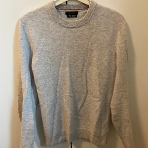 Massimo Dutti Kashmir tröja - Säljer denna otroligt snygga tröja från Massimo Dutti. Tröjan består av en blandning av Kashmir och Ull, vilket ger den en supermjuk textur. Tröjan har storlek M men är rätt liten i storleken så passar även S. Kom DM vid funderingar🙌🏼🙌🏼