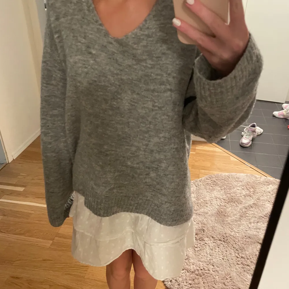 Denna jättefina, sköna och trendiga tröja är ifrån h&M är använd fåtal gånger men säljer för att den inte kommer till användning. Ord. Pris 399kr. Stickat.