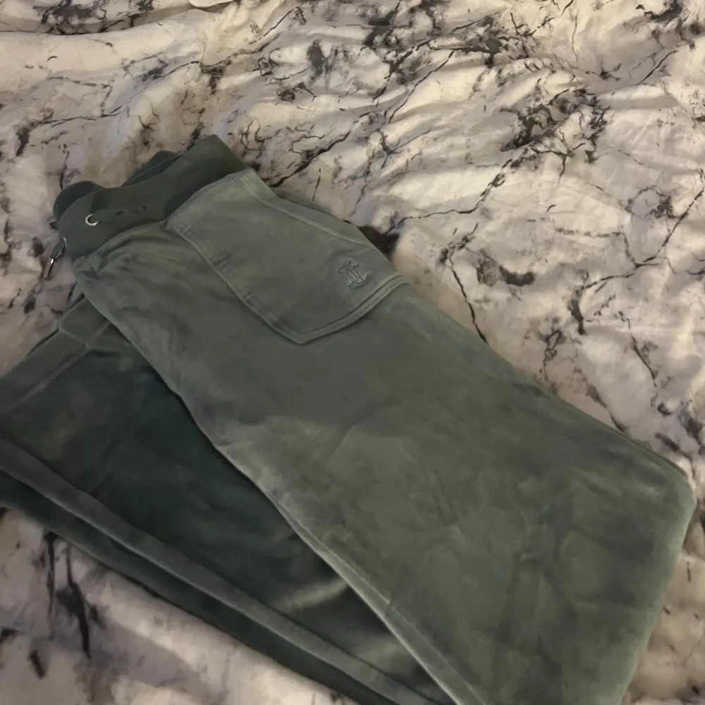 Ljusgröna juicy byxor i storlek XS. Köpta på Raglady vid Januari 2024 och knappast använda och väldigt bra skick! En metallbit vid banden har lossnat därav priset! . Farkut & Housut.